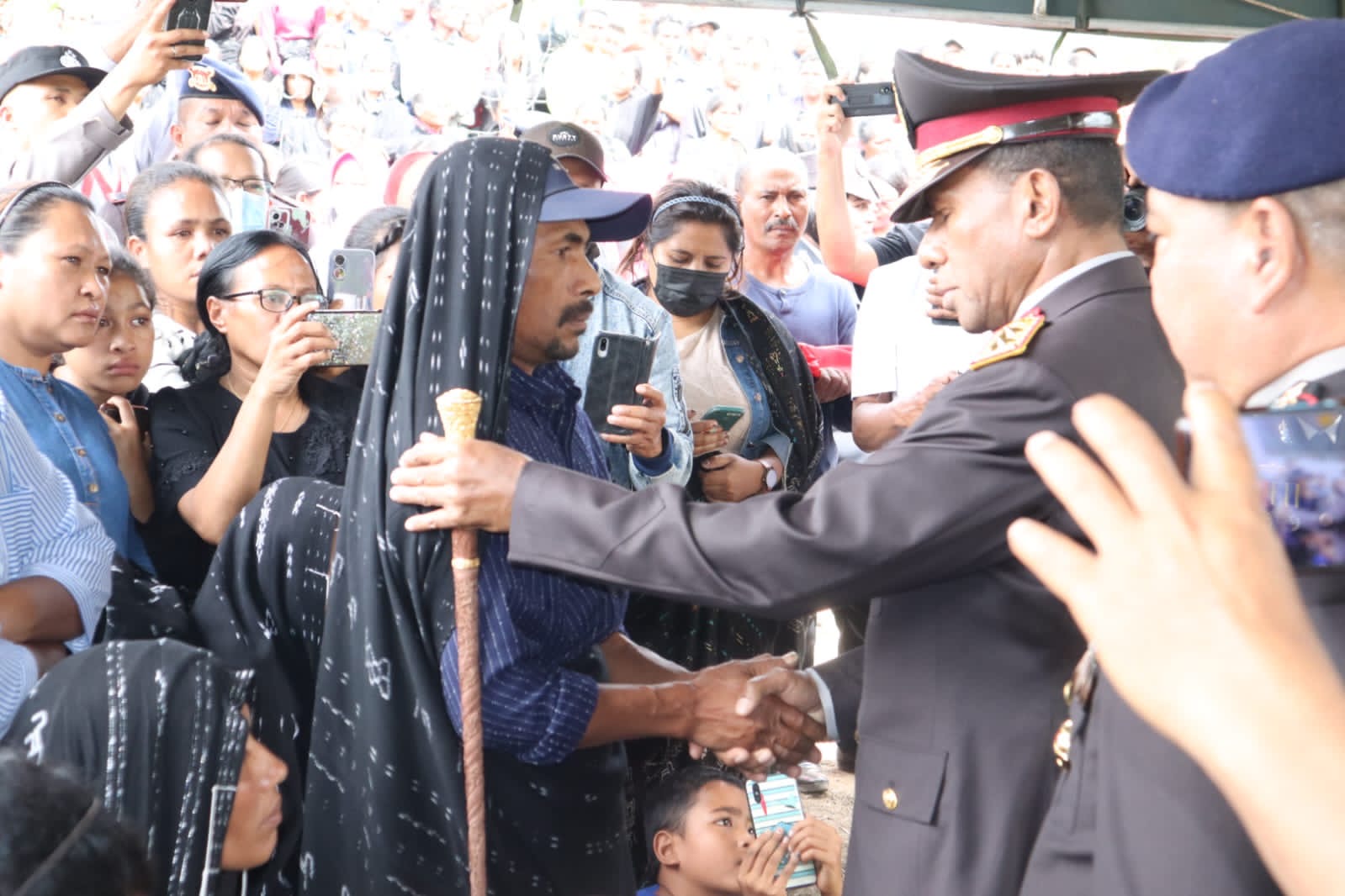 Kapolda NTT Pimpin Upacara Pemakaman Almarhum Bharatu Anumerta Bonifasius Jawa 2 87f17bfe cced 4709 96d2 04ec41f86c94